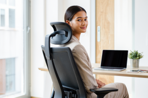 femme assise sur une chause ergonomique